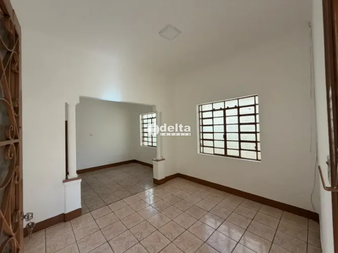 Casa com 2 quartos disponível para locação no bairro Centro em Uberlândia-MG