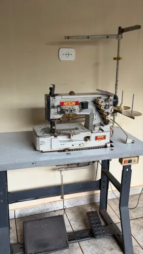 Máquina de costura galoneira industrial