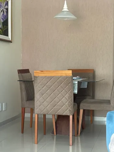 Vendo uma mesa de jantar com 4 cadeiras uma precisando de reparo