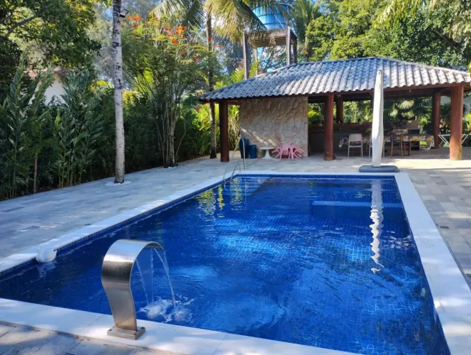 Vende-se belíssima chácara em aldeia, tudo em perfeito estado.