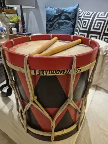 Tambor / bumbo / atabaque / instrumento musical / samba / baqueta / tradição