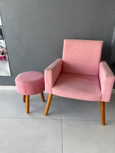 Poltrona com puf rosa