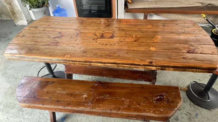 Mesa de madeira com bancos