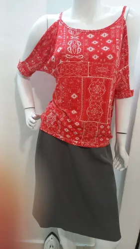 Um blusa vermelha e branca M estilosa usada