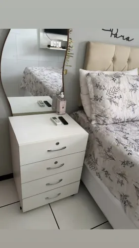 Mesa de cabeceira com gavetas(móvel funcional)