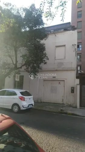 TERRENO PARA INVESTIDOR COM UMA CONSTRIÇAO NA FRENTE, NO CENTRO HISTÓRICO.