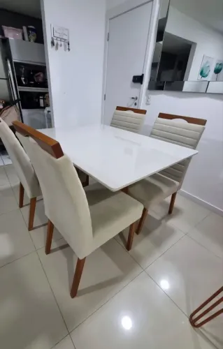 Mesa com 4 cadeiras