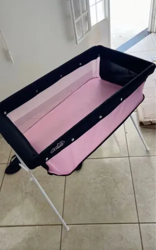 Berço portátil marca Max baby cor rosa. Com espuma D18