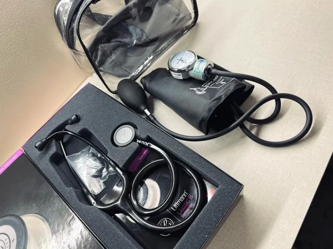 Estetoscópio Littmann Classic III + Esfigmomanômetro
