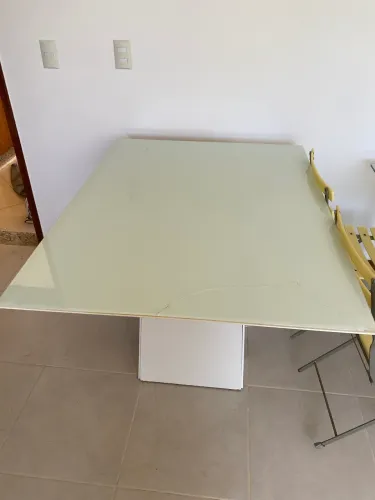 Mesa laqueada tampo de vidro