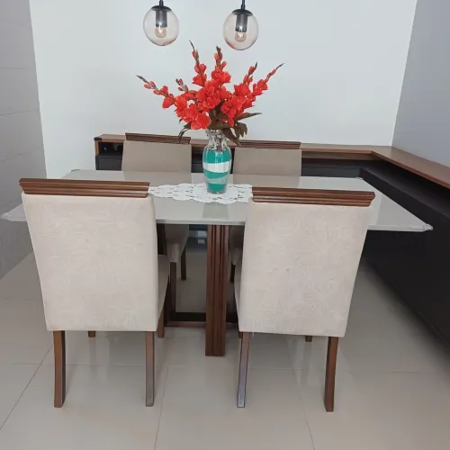 Mesa de vidro com mdf com 4 cadeiras  medida 1.80 x 0.90 cor bege 