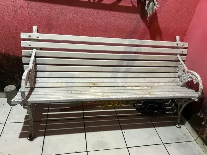 Este é um Banco de jardim branco em estilo samambaia é feito com ferro fundido todo vazado