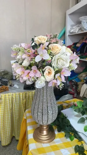 Arranjo de flores artificiais