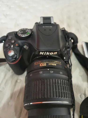 Nikon D5200 DSLR completa ? Kit com lente (18-55mm), 2 baterias, cabos e mais ?