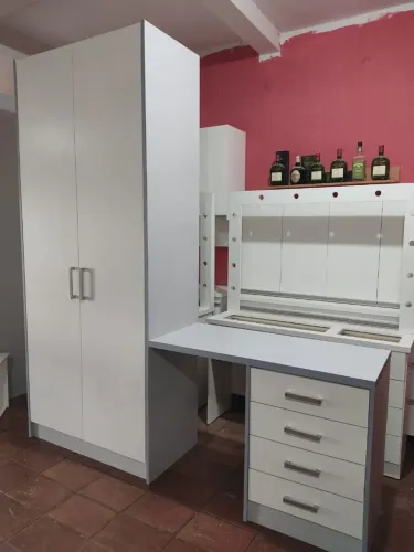 Guarda roupa e escrivaninha 