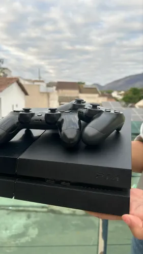 Ps4 - 500gb + 2 controles