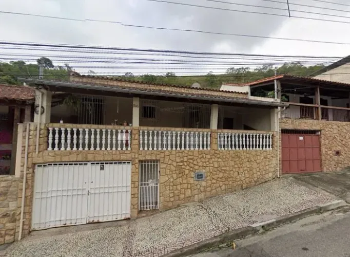 Aluga-se casa com piscina.