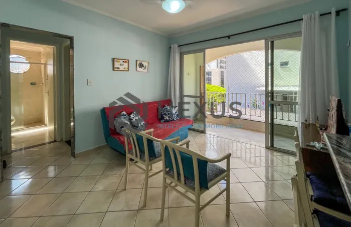 Apartamento com varanda a 2 quadras da praia na região da Barra Funda da Praia das Pitangu