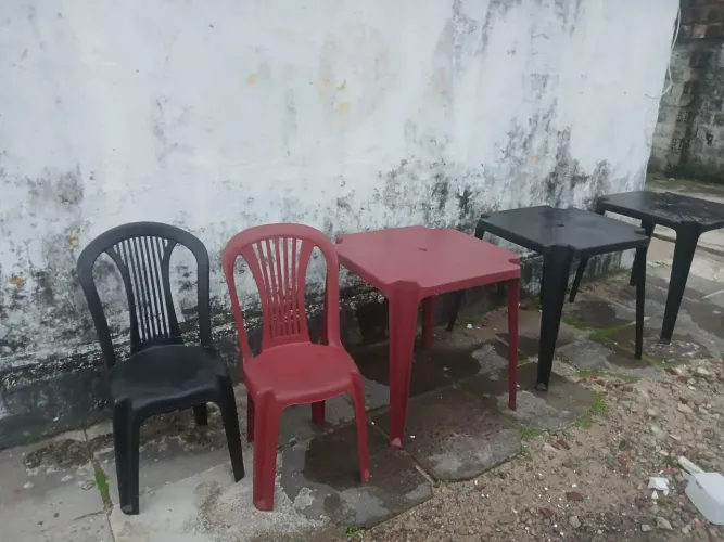 Conjunto mesas e cadeiras plásticos