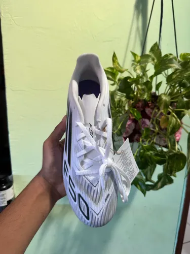 Chuteiras adidas pontuação 40 disponível na promoção
