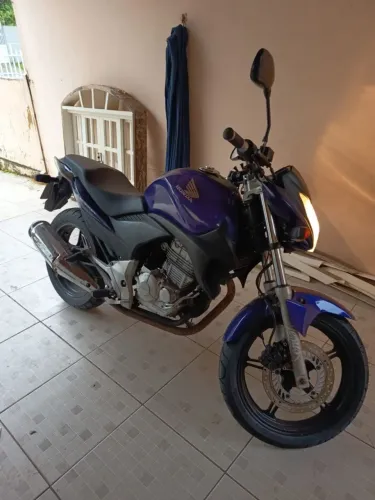 Vendo moto CB 300 em excelente estado .