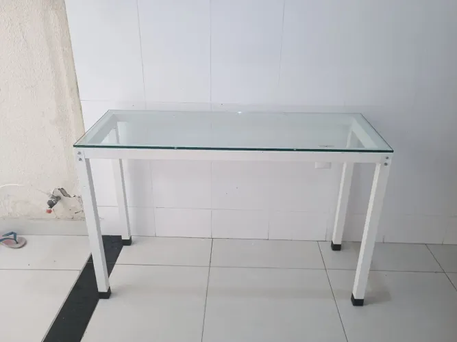 Mesa de alumínio com tampa de vidro