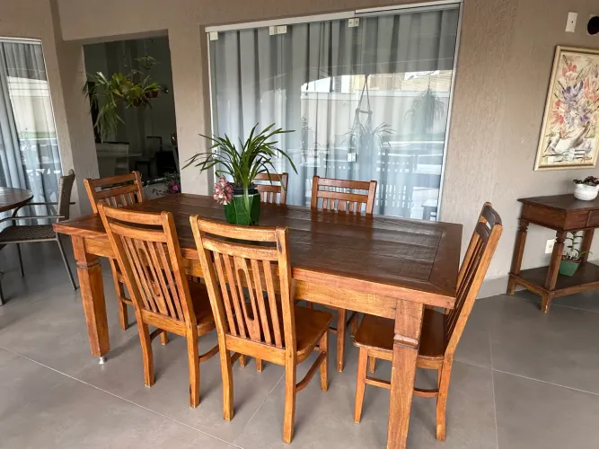 Mesa e cadeiras de madeira de demolição
