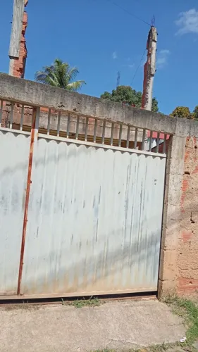 Vendo uma casa bem localizada perto de tudo