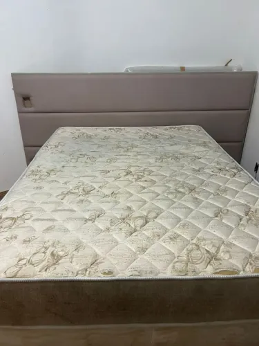 Colchão semi-novo com box e cabeceira