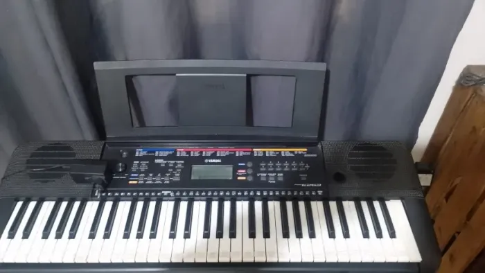Teclado Yamaha PSR E263 - usado 
