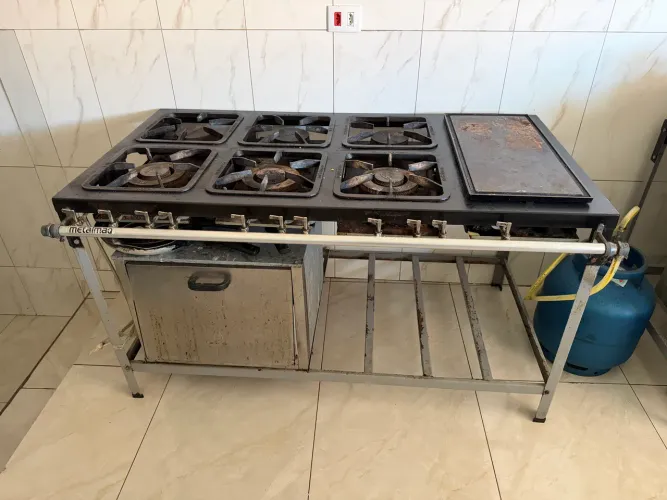 Fogão Industrial 6 Bocas 30X30 com Chapa e Forno S2000 Metalmaq