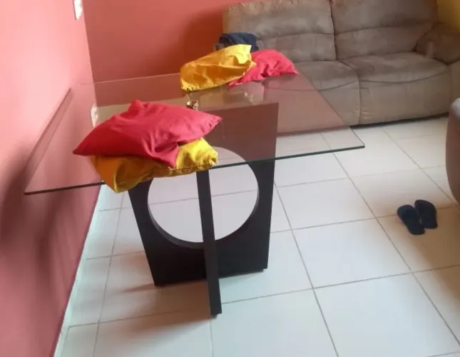 MESA DE JANTAR COM TAMPO DE VIDRO - 8 LUGARES