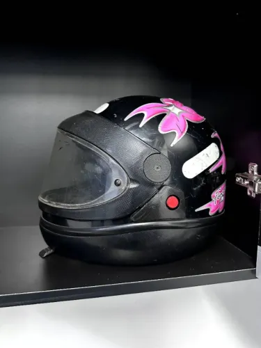 Capacete Fechado Preto com Detalhes Rosa - Usado