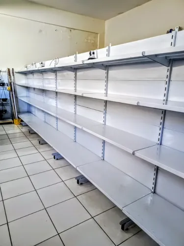 Gôndolas de Parede 5 Bandejas 2x1 Metro Branca Usada