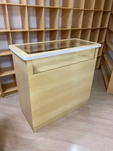 Balcão com vitrine e nichos