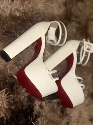 Salto duplo com solado vermelho