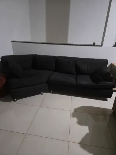 Sofá 3 lugares almofadas soltas no encosto é acentos