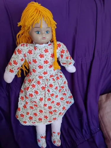 Boneca de pano semi nova ,coloquei pra vender pq tá e guarda sem uso.