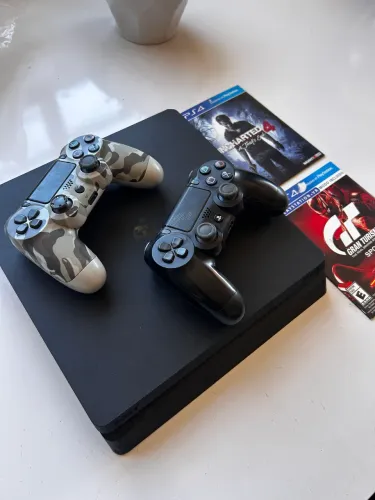PlayStation 4 slim ps4