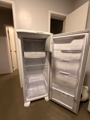 Geladeira Electrolux RE31 - 240L - 220V