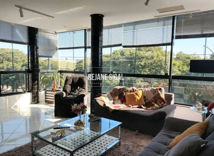 Prédio comercial e residencial na Avenida Ferreira Viana