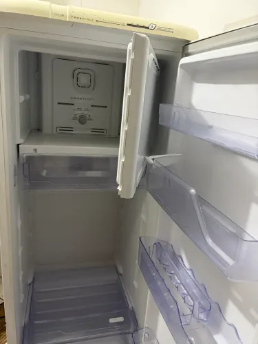 Vendo geladeira,não está congelando 