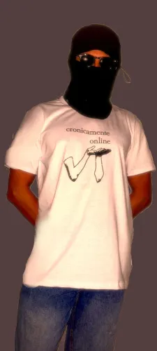 camiseta "cronicamente online"