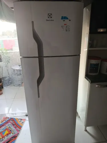 Vendo uma geladeira semi nova