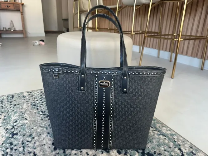 Bolsa victor hugo monograma preta com branca