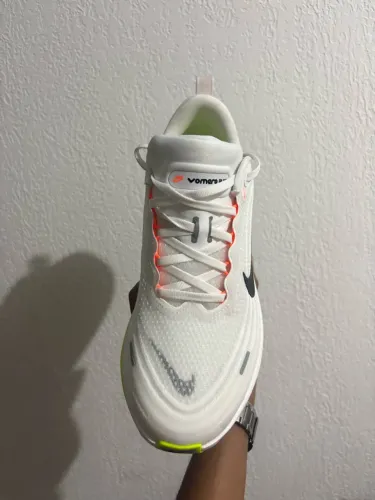 TÊNIS NIKE VOMERO