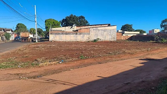 TERRENO DE ESQUINA Á VENDA BAIRRO PIONEIROS