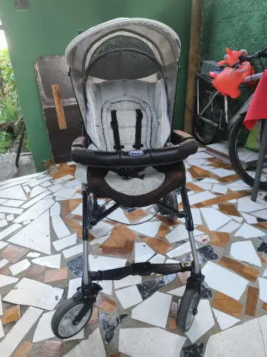 Vendo um carrinho de bebê com o Moisés