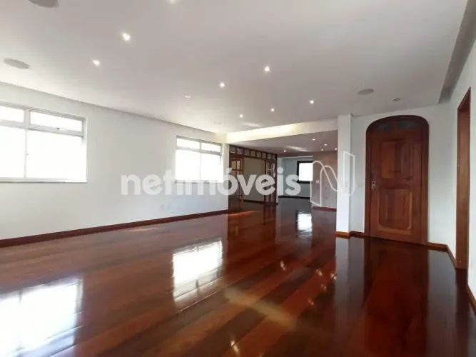 APARTAMENTO COM QUATRO QUARTOS E DUAS VAGAS À VENDA NO SÃO PEDRO.