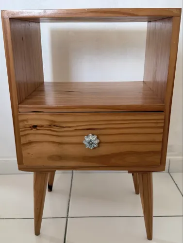 Mesinha de cabeceira de cama